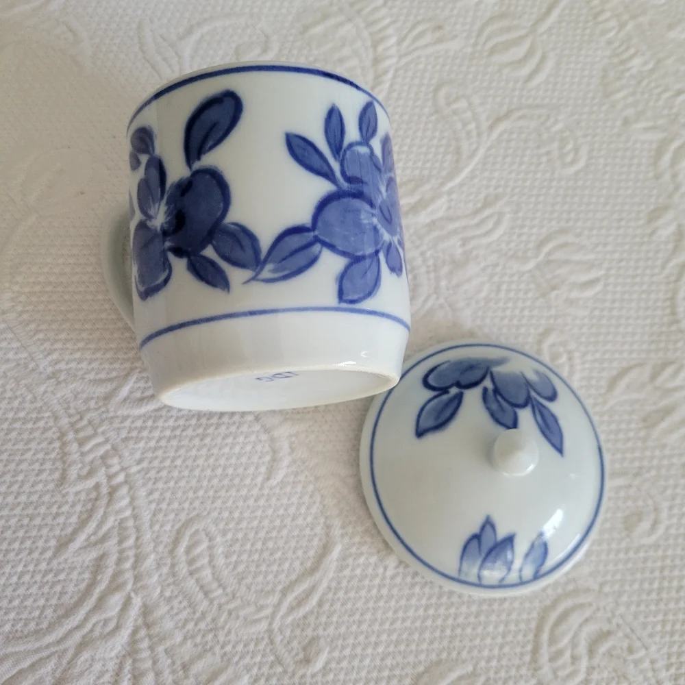 Williams & Sonoma porcelain teacups with lids
